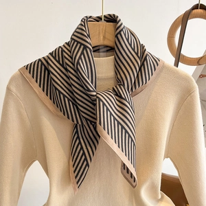 Nordischer minimalistischer Streifenschal kombiniert mit beigem Strickpullover