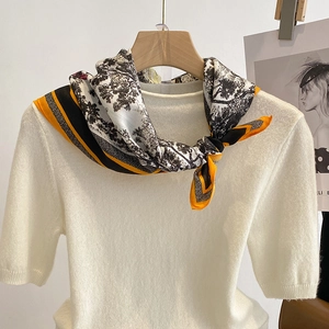 Kleines Seiden-Seidentuch mit Landschaftsdruck auf cremefarbenem Kurzarm-Strickpullover