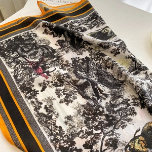 Detailansicht eines Seidentuchs mit Vintage Dschungel Print und orangefarbenem Rand