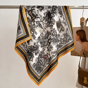 Detailansicht eines Seidenschals mit Toile de Jouy Dschungelprint und Streifenrand