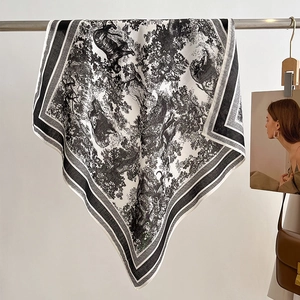 Detailaufnahme des Toile de Jouy Tiger- und Löwenprints auf quadratischem Seidenschal