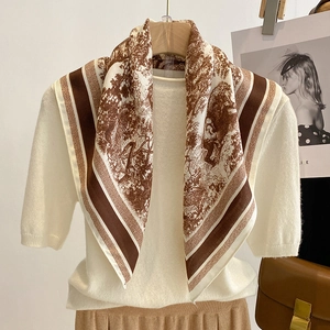 Detail eines Seidenschals im französischen Vintage-Stil mit Dschungel-Print