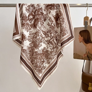 Detail eines Vintage Seidenschals mit Toile-de-Jouy Tiger-Print und feiner Kante