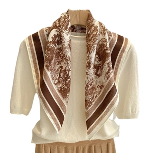 Eleganter Toile de Jouy Seidenschal in Creme und Braun mit gestreiftem Rand für Damen