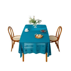 Elegante rechteckige Tischdecke aus Spitze in Blaugrün mit geometrischem Lochmuster auf Holz