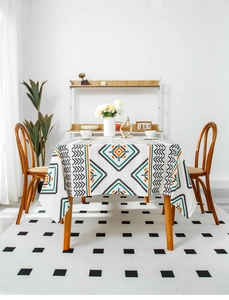 Details einer nordischen Boho-Tischdecke mit orange-grünen geometrischen Mustern