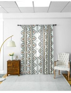 Nahaufnahme der Boho-Vorhänge mit geometrischem Rautenmuster in Schwarz und Orange Tönen