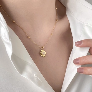 Elegante goldene Sonnenanhänger-Halskette mit Edelstein auf einer Perlenkette