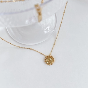 Elegante goldene Gänseblümchen-Sonnenblumenkette mit feiner Perlenkette für Damen