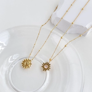 Detailaufnahme der französischen Vintage Gold-Gänseblümchen- und Sonnenstein-Halsketten