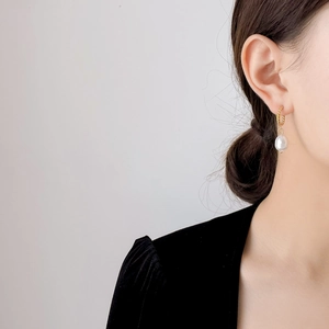 Boucles d'oreilles baroques avec anneaux en or 18 carats et perles blanches élégantes