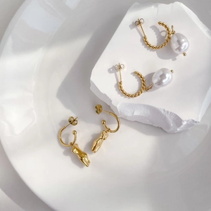 Boucles d'oreilles silhouette corps artistique et perles baroques sur pierre mate