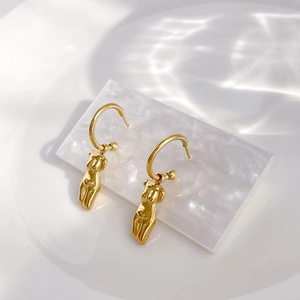 Boucles d'oreilles artistiques en acier plaqué or 18K avec forme de corps féminin