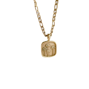 Collier élégant en or avec pendentif marguerite sur chaîne Figaro et motif fleuri