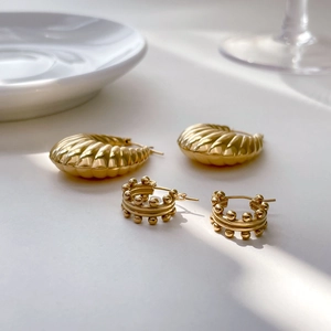 Chic gold beaded hoop earrings and croissant style ribbed hoops set for women