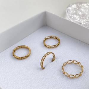 Vue détaillée de quatre bagues chaîne creuse plaquées or 18K dans un écrin à bijoux