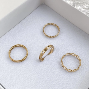 Ensemble de quatre bagues dorées à maillons et torsades pour femmes en coffret blanc