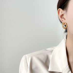 Minimalistische doppellagige goldene Creolen mit poliertem Metall-Finish für Damen