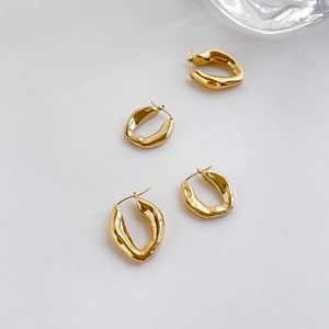 Lot de quatre boucles d'oreilles géométriques en V dorées avec finition polie