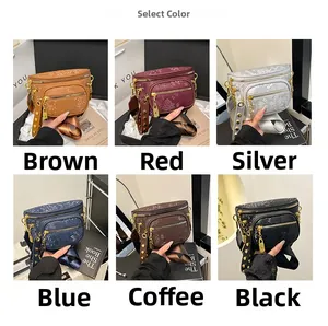 Nahaufnahme der Schlangenleder-Satteltaschen in sechs Farben mit Webriemen