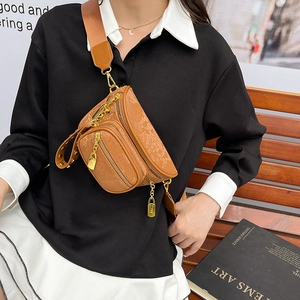Braune Umhängetasche mit Schlangenprägung, Goldkette und breitem Nylon-Schultergurt