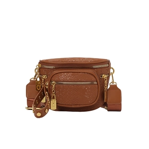 Braune Gürteltasche mit Schlangenhaut-Prägung, Goldkette und verstellbarem Gurt