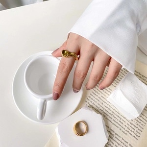 Bagues dorées irrégulières en métal liquide avec un design minimaliste de texture de lave