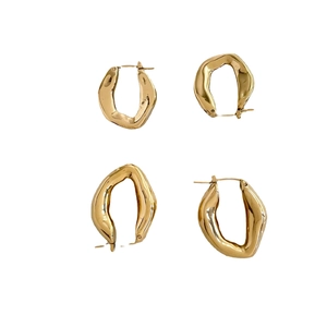 Boucles d'oreilles créoles dorées irrégulières avec texture vague sous quatre angles