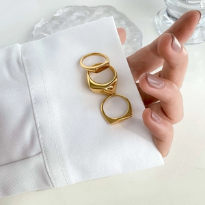Set de tres anillos de sello geométricos dorados minimalistas en acero de titanio