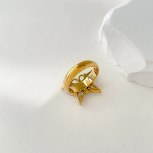 Vue détaillée d'une bague papillon dorée avec des détails d'incrustation en zircon