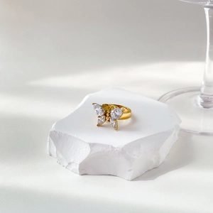 Vue détaillée d'une bague papillon dorée ornée de pierres de zircon étincelantes
