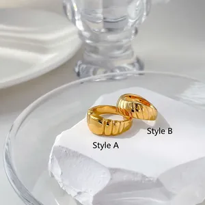 Gros plan détaillé des bagues dorées de style A à blocs et de style B à côtes