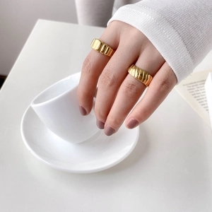 Bagues En Acier Titane À Texture Nervurée Rétro Style Français Minimaliste Design Croissant Bijoux Plaqué Or Pour Femmes