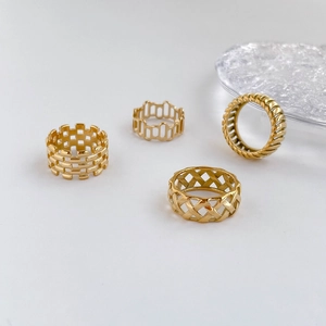 Lot de quatre bagues dorées minimalistes aux motifs tissés et géométriques pour femme