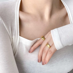 Ensemble de bagues dorées larges et minimalistes au design carré et spirale torsadée