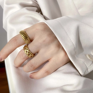 Bagues dorées minimalistes avec texture à rayures et design géométrique ajouré chic