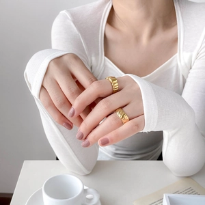 Bagues dorées minimalistes avec un design torsadé vintage nervuré et ondulé pour femmes