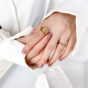 Minimalist gold-plated irregular lip-shaped ring set with twisted band on model