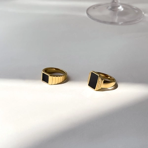 Bagues chevalières dorées minimalistes avec onyx noir et détails de bande texturée