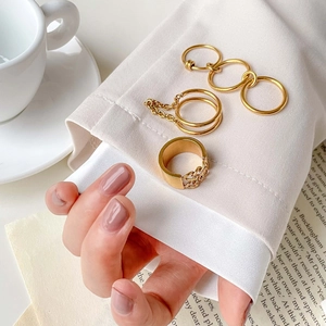 Dreiteiliges geschichtetes Goldring-Set mit minimalistischem Ketten- und Glieddesign