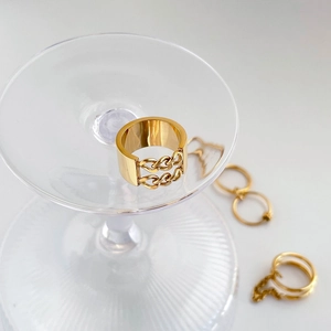 Detailansicht des vergoldeten breiten Ringes mit doppeltem Kettenmuster im luxuriösen Stil