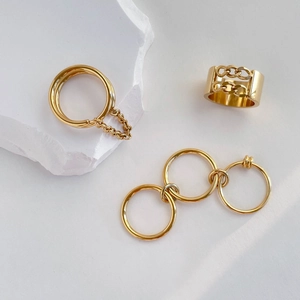 Dreiteiliges Goldring-Set mit Kettendetails und hohlem, dreilagigem Band-Design