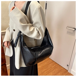 Retro black pleated shoulder bag made of soft leather with large capacity and wide strap