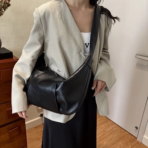 Retro black PU leather dumpling bag with pleated design and wide shoulder strap