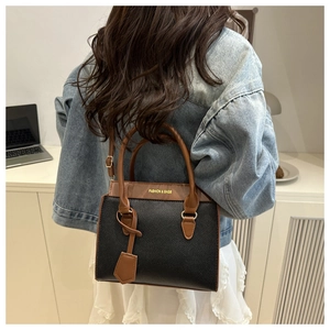 Détail du sac à main pour femme en cuir grainé noir et marron avec bandoulière