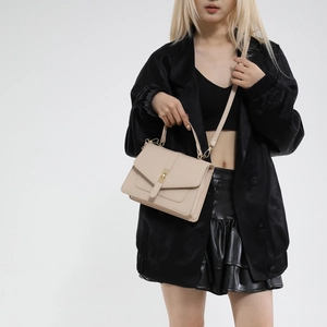 Elegante beige matte Ledertasche mit goldenem Drehverschluss und Schultergurt