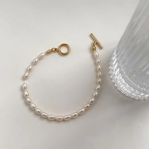 Detailed view of handmade freshwater pearl bracelet with elegant gold OT toggle clasp