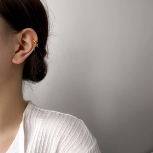 Detail of 18K gold-plated tassel chain ear cuff showing secure non-piercing fit