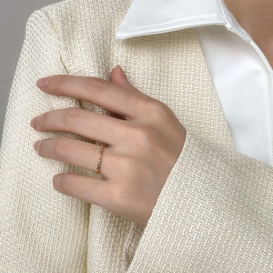 Gros plan d'une bague fine en or 18 carats sertie de zircons multicolores sur un mannequin