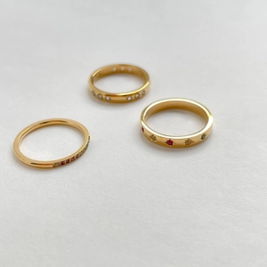 Trois bagues en or 18 carats avec zircons arc-en-ciel et sertissage en étoile